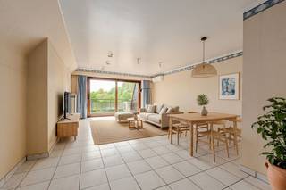 Dit appartement is rustig, maar toch centraal gelegen in Izegem, op wandelafstand van diverse winkels en scholen. <br /><br />Via de inkomhal bereiken we de ruime woonkamer, waar er perfect plaats is voor een ruime eetplaats en salon. Vanuit de woonkamer is er toegang tot het zuidgericht balkon met prachtig zicht op de groene omgeving.<br /><br />Aansluitend op de woonkamer bevindt zich de keuken, die overigens voorzien is van een aanpalende praktische berging.<br /><br />Verder vinden we een apart toilet, een badkamer met dubbele wastafel en ligbad, en twee volwaardige slaapkamers.<br /><br />Als extra troef beschikt het appartement over een kelderberging én een garagebox, beide inbegrepen in de prijs.<br /><br />Het appartement is voorzien van videofoon, centrale verwarming op aardgas en overal dubbele beglazing. De woonkamer beschikt daarnaast over airconditioning en zonnewering.<br /><br />Mits hier en daar enkele opfrissings- en schilderwerken is het appartement volledig instapklaar.<br /><br />Het appartement wordt verkocht aan een startprijs van €199.000. Elk bod vanaf deze startprijs wordt voorgelegd aan de verkoper(s).<br /><br />Voor meer informatie of een bezoek, contacteer ons via axel@immofrancois.be of 0471/45.29.95.<br /><br />