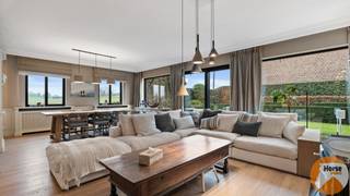 BEZOEKDAG WOENSDAG 15 APRIL 2026 VAN 16U TOT 18U (ENKEL OP AFSPRAAK!!) <br />GOOIK - Luxueus afgewerkte hoeve met bijgebouw en aanpalende weide<br /><br />Deze prachtige, volledig instapklare hoeve is gelegen vlak aan het natuurgebied Kesterheide. Op het gelijkvloers bestaat de woning uit een inkomhal met gastentoilet, een volledig ingerichte bureauruimte, een gezellige zithoek, een ruime eetplaats en een volledig ingerichte keuken met prachtig uitzicht en aanpalende berging. <br />Op de eerste verdieping bevinden zich 2 ruime slaapkamers, een badkamer en een derde master bedroom met dressing en eigen badkamer. De zolderverdieping omvat een vierde slaapkamer en berging. Alle kamers zijn voorzien van ingemaakte kasten. <br /><br />De originele schuur van de hoeve wordt gebruikt als opslagruimte en deels een zithoek/slaapkamer met wellnessruimte en zicht op het zwembad.<br />De multifuctionele schuur kan omgebouwd worden tot hobbyruimte, praktijk, zorgwoning,.... De twee afzonderlijke toegangspoorten bieden hierbij ook een voordeel.<br />Achter de volledig aangelegde tuin en de binnenkoer is nog een kleine stalling met aanpalende weide. <br />De eigendom biedt met zijn verschillende terrassen, zwembad en prachtig aangelegde tuin op elk moment een plek om volledig tot rust te komen. <br /><br />Rust, klasse en kwalitatieve afwerking zijn de troeven van deze eigendom.<br /><br />Voor meer info of bezoek: 053/60.65.66