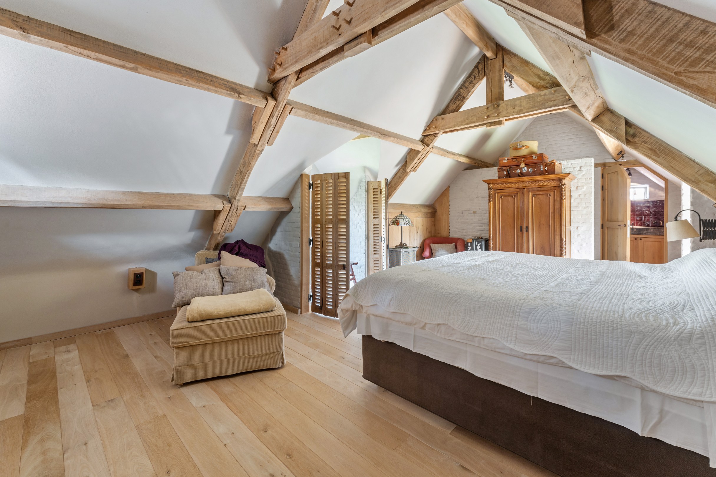 Authentic farmhouse with timeless elegance and modern luxury - photo 4