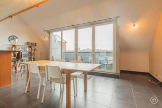 Vandaag nemen we je mee naar het Wipplein in Boom, waar we dit duplex appartement terugvinden. Dankzij de praktische indeling, de twee slaapkamers en de extra voorzieningen biedt dit appartement veel mogelijkheden voor wie op zoek is naar een aangename woonst.<br /><br />We betreden het appartement via de inkomhal, die toegang geeft tot twee slaapkamers, een badkamer uitgerust met een ligbad en lavabo, een praktische berging en een afzonderlijk gastentoilet. Verder vinden we op deze verdieping de keuken met eetplaats en aansluitend een terras waar je in alle rust van de buitenruimte kan genieten.<br /><br />Via de trap bereiken we de bovenliggende verdieping. Hier bevindt zich de leefruimte, die samen met de aanwezige bar met keuken een gezellige plek vormt om te ontspannen of vrienden en familie te ontvangen.<br /><br />Ook op praktisch vlak heeft dit appartement veel troeven. Zo beschikt het over een eigen autostaanplaats met bergruimte en een privatieve kelderberging. Daarnaast is er in het gebouw een gemeenschappelijke fietsenberging aanwezig.<br /><br />Ben je op zoek naar een instapklaar appartement?<br />Contacteer ons gerust via bryann@julimmo.be of 0492 86 51 03.