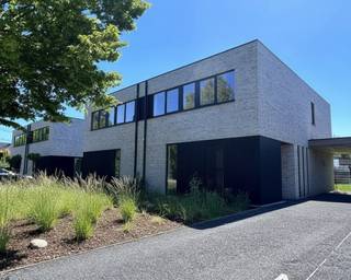 Welkom in deze stijlvolle halfopen nieuwbouwwoning in een kwalitatief woonproject in Keerbergen, waar modern wooncomfort en hoogwaardige...