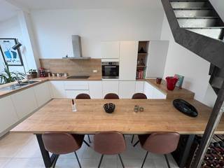 Deze energiezuinige recent gerenoveerde woning is centraal gelegen, edoch vlot bereikbaar via meerdere goede invalswegen. De woning bevindt zich vlakbij het centrum van Sint-Niklaas. In de nabije omgeving treft u alle nodige faciliteiten aan. Winkels, scholen, openbaar vervoer, horeca, groene speelzones, enzovoort zijn op wandelafstand te bereiken.<br /><br />Het betreden van de woning geeft, mede door de dubbele plafond hoogte en veel lichtinval, direct een ruim en open gevoel. De open inkomhal geeft toegang tot de lichtrijke leefruimte met aansluitend een open, volledig hoogwaardig geïnstalleerde keuken (koelkast, kookvuur, dampkap, vaatwasmachine, en dubbel spoelbak). Verder voorziet het gelijksvloer een ruime berging en een gastentoilet, dewelke bereikbaar zijn vanuit de inkomhal.<br /><br />De eerste verdieping herbergt twee mooie slaapkamers en een ruime badkamer (inloopdouche, ligbad, lavabomeubel met dubbele wastafel en toilet).<br />Via de vaste trap bereikt men een afgewerkte ruime zolderkamer welke dienst kan doen als derde slaapkamer.<br />Een absolute troef is ongetwijfeld de mooie stadstuin met gezellig terras en groen zicht achteraan.<br />Deze woning werd volledig gerenoveerd in 2020, waardoor het pand beschikt over een gunstige EPC-score (110kwh/m2 jaar) en dus voldoet aan de huidige normen qua energie en isolatie. <br /><br />Richtprijs: 380.000 euro<br />U kunt zich vrijblijvend inschrijven voor een kijkdag die gepland staat op 2/05/2026 via hannes.de.rycke@gmail.com, of neem contact op via het nr 0495 24 85 52.<br />