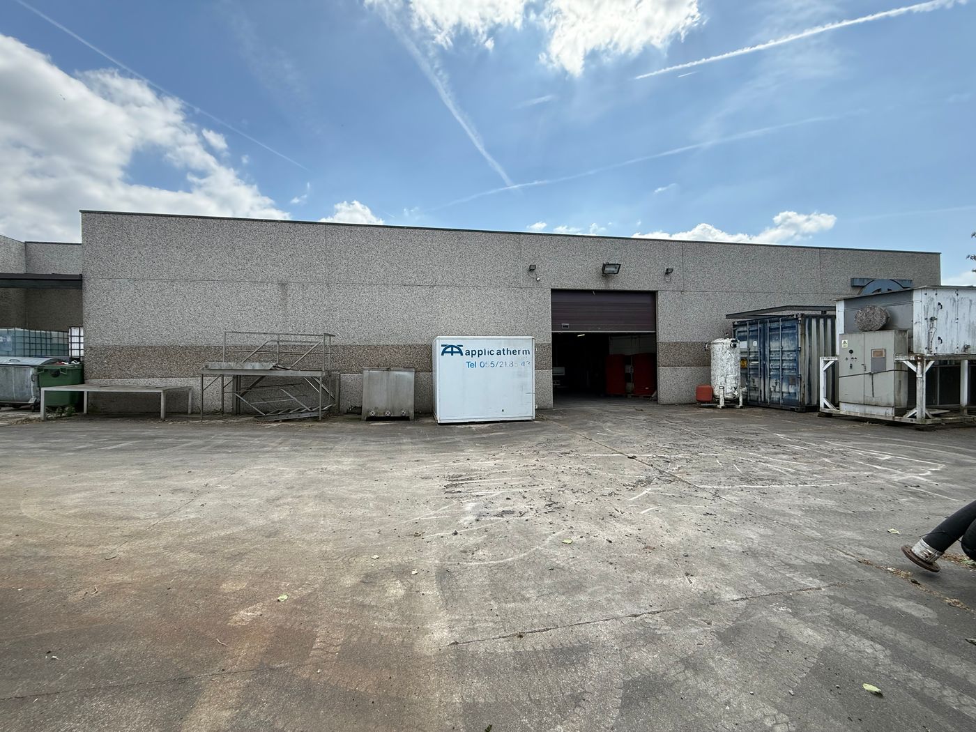 MAGAZIJN VAN 720 m² OP EEN TERREIN VAN 5.000 m² TE KOOP - foto 2