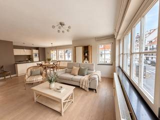 Goed gelegen appartement in een recente residentie van 2013 in het hart van Knokke. Het appartement is perfect onderhouden en beschikt over twee slaapkamers en een leuk zonneterras. De markt van Knokke, alle winkels maar ook het station, Duinenwater en zelf het strand zijn te voet bereikbaar. <br /><br />Indeling: Inkom met apart toilet, ingemaakte vestiairekast, een grote woonkamer met parketvloer boordevol zon en licht en toegang tot een aangenaam terras. Verder een open en ingericht keuken met eiland, bergruimte/wasplaats, twee slaapkamers waarvan één voorzien voor een dubbel bed en de andere kamer voor een stapelbed. De badkamer is modern ingericht met een inloopdouche. <br /><br />In het gebouw is een privatieve berging aanwezig en een gemeenschappelijke fietsenberging. <br /><br />Energielabel A, blanco elektrische keuring en volledig asbestveilig. <br /><br />Bezoeken? Contacteer Willem Cauwels op GSM 0477.60.12.16.