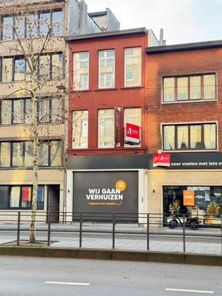 Bent u op zoek naar een commercieel pand met uitstekende zichtbaarheid en een centrale ligging? Dan is dit handelshuis  precies wat u zoekt! Gelegen...