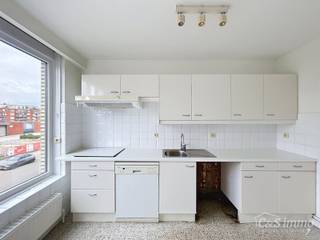 Instapklaar appartement met drie slaapkamers aan de Bosuil in een klein gebouw met garage. Een lichtrijk appartement op de 2e verdieping met terrasje.<br />Inkomhal, aangename en ruime leefruimte die dankzij de grote raampartijen geniet van veel natuurlijk licht. Aansluitend bevindt zich de keuken, uitgerust met een vaatwasser, elektrische kookplaat en dampkap.<br />Het appartement beschikt over drie slaapkamers (ca.15 - 8 - 7m²). Eén van de slaapkamers geeft bovendien toegang tot een terras met een bijzonder uitzicht op het stadion van Royal Antwerp FC.<br />Verder vindt u een badkamer voorzien van een ligbad, lavabo en toilet. Een aparte berging zorgt voor de nodige extra opbergruimte en maakt het geheel extra praktisch.<br />Autostaanplaats €100/maand.<br />Het appartement is beschikbaar vanaf 1 oktober, en wordt nieuw geschilderd opgeleverd.