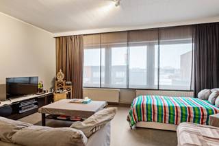 Dit appartement vind je terug in het centrum van Merksem, een plek waar alle benodigdheden en voorzieningen samenkomen. Werkelijk alles bevindt...