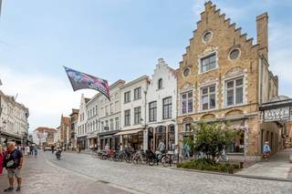 Dit pand beschikt over een commerciële oppervlakte van 106 m² gespreid over verschillende verdiepingen. <br /><br />Op de eerste verdieping bevindt zich een keuken, toilet en extra stockage ruimte.<br /><br />De huurprijs bedraagt 6750,00/maand.<br />Het pand komt vrij op 01/10/2026.<br />