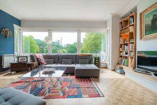 <span>Gelegen tegenover het Woluwepark, in een kleinschalig gebouw, biedt dit ruime appartement van ongeveer 130 m² een bijzonder aangename leefomgeving, vlak bij groene ruimtes, winkels, openbaar vervoer en de belangrijkste verkeersassen. </span><span>Het appartement bestaat uit een inkomhal met vestiaire en afzonderlijk toilet, een ruime en lichtrijke leefruimte met mooie parketvloer en een aangenaam uitzicht op het park, evenals een volledig uitgeruste keuken. </span><span>Het nachtgedeelte omvat een nachthal, drie slaapkamers, waarvan één met een klein balkon, een douchekamer met toilet en een badkamer. </span><span>Een kelder vervolledigt het geheel. </span><span>Het appartement verkeert in perfecte staat van onderhoud en er zijn geen werken te voorzien. De elektrische installatie is conform en het pand beschikt over een EPC E. </span><span>Een bijzonder interessante woning dankzij de ruime oppervlakte, de bevoorrechte ligging tegenover het park en de uitstekende algemene staat. Ideaal voor een gezin dat op zoek is naar een ruim en instapklaar appartement in een gegeerde residentiële omgeving van Sint-Pieters-Woluwe.</span>