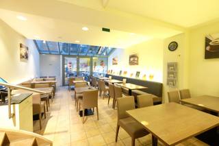 Een toplocatie en uitermate geschikt voor een pizzeria, een broodjesbar, een soepbar, ... om af te halen en ter plaatse te verbruiken (215m²,...