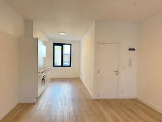In de rustige Zwaluwenstraat in het Westerkwartier te Oostende bevindt zich dit volledig gerenoveerde gelijkvloers appartement met één slaapkamer. Een ideale uitvalsbasis op een aangename locatie, vlak bij het groene Maria Hendrikapark en de winkels en handelszaken rond Petit Paris. Indeling: woonruimte met open keuken, nachthall, badkamer met douche, slaapkamer, private koer en ruime kelderberging.<br /><br />Dankzij het gunstige EPC-label A, de aanwezige zonnepanelen en de warmtepompen die zowel verwarmen als verkoelen, geniet u hier van hedendaags wooncomfort en een energiezuinige leefomgeving. De private, afgesloten koer vormt bovendien een mooie troef: een eigen plekje om in alle rust buiten te zitten.<br /><br />Of u nu op zoek bent naar een eigen woonst, een tweede verblijf aan zee of een interessante investering voor verhuur, dit appartement biedt tal van mogelijkheden.<br /><br />Een instapklaar appartement met moderne technieken, een private buitenruimte en een uitstekende veelzijdigheid. Ontdek zelf de troeven van deze verzorgde woonst in Oostende! Alle info en bezoek: bel Nikolaas op 0496 68 84 67 of www.ensor.immo
