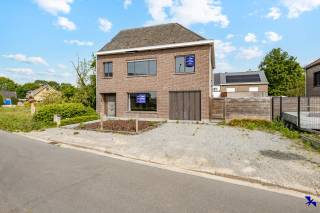 Bienvenue à Berlare !Dans un quartier résidentiel calme et agréable, découvrez cette solide maison mitoyenne bâtie sur un beau terrain offrant un...