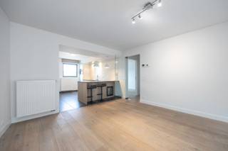 - Élégant et prêt à emménager,- Finitions luxueuses,- Immeuble récent (construit en 2013),- Possibilité d'acheter un garage intérieur.L'appartement...