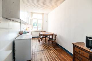 Totaalrenovatie met veel potentieel!<br /><br />Deze <strong>te renoveren</strong> woning in de rustige <strong>Azalealei </strong>te Merksem biedt een uitstekende opportuniteit voor wie op zoek is naar een betaalbare woning met <strong>karakter én potentieel</strong>. Gelegen in een <strong>groene</strong>, residentiële straat met vlotte verbinding naar het centrum van Antwerpen, winkels en openbaar vervoer.<br /><br />Volgens het onderzoek van <strong>CurieuzeNeuzen </strong>scoort deze straat uitzonderlijk goed op vlak van luchtkwaliteit – een zeldzame eigenschap in een stedelijke omgeving. Hierdoor geniet je niet alleen van de voordelen van de nabijheid van de stad, maar ook van een gezondere leefomgeving.<br /><br />Een ideale kans voor handige doe-het-zelvers of investeerders die een woning naar eigen smaak willen transformeren.<br /><br />
<ul>
<li>5 slaapkamers</li>
<li>Groen en vrij zicht achteraan</li>
<li>Zeer rustige buurt</li>
<li>Tal van mogelijkheden</li>
<li>Volledig te renoveren</li>
</ul>
<br />Achteraan staan garageboxen die verhuurd worden. De doorgang hiernaartoe is echter zeer smal, wat zorgt voor een zeer kalme passage van enkele fietsers.