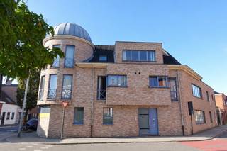 <span><strong>Ruim 2-slaapkamer appartement met stadstuin te Turnhout.</strong><br />EPC: 279kWh/m² | Beschikbaar: onmiddellijk | Geen gemeenschappelijke kosten!<br /><br /><strong>Bezoek aanvragen kan via deze link</strong>:<strong> https://dilegno.mijnhuurprofiel.be/property/ede62c75-b051-47bf-8216-513ab61ba18e</strong><br /><br /><strong><span>Omschrijving:<br /></span></strong></span><span>We betreden dit appartement op de gelijkvloerse verdieping. Het appartement beschikt over een ruime woonkamer met open, volledig geïnstalleerde keuken (combi-oven, vaatwasser, koelkast,<span> </span>spoelbak en inductievuur). Tevens<span> </span>beschikt de woning over<span> een praktische wasplaats en 2 volwaardige slaapkamers met telkens een ensuite badkamer. </span>De badkamers zijn uitgerust met elks een douche, een wastafel en een toilet. Vanuit de woonkamer is er toegang tot de stadstuin.<br /><br /><strong><span>Algemeen:</span></strong><br />- EPC: 279kWh/m²<br />- Airco's aanwezig<br />- 2 slaapkamers<br />- GEEN gemeenschappelijke kosten!<br />- Beschikbaarheid: onmiddellijk</span>