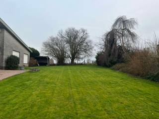 <p>Voor meer info of een bezoek, bel 054 69 39 31 - In Aspelare (Ninove) bevindt zich deze <strong>bouwgrond voor een open bebouwing</strong> met een <strong>straatbreedte van 15,50 meter</strong> en een <strong>oppervlakte van</strong> maar liefst <strong>21are 11ca</strong>. Winkels, scholen en openbaar vervoer bevinden zich op een boogscheut. De uitvalswegen naar Aalst, Brussel en Gent bevinden zich eveneens in de nabijheid. De bouwbreedte is 9,43 meter, de bouwdiepte 18 meter op het gelijkvloers en 12 meter op de verdieping, de perceeldiepte bedraagt 133 meter. <strong>Geen bouwverplichting </strong>- Twee bouwlagen - Plat dak mogelijk - Zadeldak mogelijk.</p>