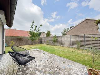 CHARMANTE OPEN BEBOUWING met zonnige tuin en GARAGE gelegen in een rustige wijk in Nazareth. Binnen geniet je van een gezellige leefruimte MET...