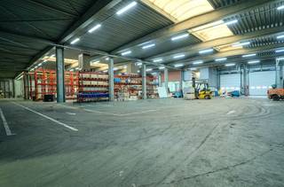 Zeer goed gelegen bedrijfsgebouw, langs de E34 richting Gent, bestaande uit 3.000 m² magazijnruimte in combinatie met instapklare kantoren van 510...