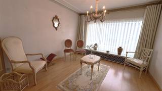 GEZINSWONING MET HEEL VEEL WOONRUIMTE  Op het einde van een doodlopende straat pakt deze half open gezinswoning het groots aan,extra large ruimtes...