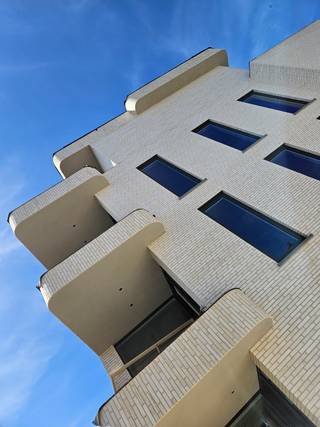Residentie Pomerol telt 3 woonresidenties met in totaal 23 appartementen. Alle appartementen zijn hoekappartementen wat zorgt voor meer natuurlijk licht en meer privacy. De appartementen op het gelijkvloers zijn voorzien van een tuin. De wooneenheden op de verdiepingen en penthouses bovenaan hebben charmante terrassen , mooi afgewerkt met glazen balustrades.<br /><br />Er is plaats genoeg om je wagen(s) te parkeren. Via de Sint-Jozefsstraat heb je toegang tot de kelderverdieping. Je vindt er garageboxen en staanplaatsen, gedeelde fietsenstallingen en persoonlijke bergruimtes. Via de kelderberging heb je rechtstreeks toegang tot je eigen residentie. <br /><br />Elk appartement wordt in detail afgewerkt met hoogwaardige materialen en voldoet aan de hedendaagse comforteisen, met veel aandacht voor thermische en akoestische isolatie. Er is overal vloerverwarming aanwezig. En vraaggestuurde ventilatie voor een gezond klimaat in huis. Grote ramen zorgen dan weer voor veel natuurlijke lichtinval en vergroten het ruimtegevoel in je appartement. De verwarming in alle appartementen wordt aangedreven door een individuele warmtepomp, met zonnepanelen om het systeem aan te sturen. <br /><br />We begeleiden je graag van plan tot oplevering, vergezellen je tijdens je bezoeken aan verschillende showrooms en adviseren je over materialen om je appartement piekfijn af te werken, kortom, we ontzorgen je van a tot z.<br /><br />Meer info: ben@eribo.be of via 0488/942.643.