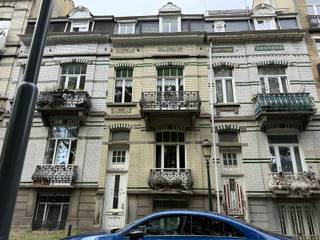 Immo Pické vous propose cette maison de maître idéalement située juste à côté du parc de Laeken, à proximité immédiate des commerces, des écoles, des transports en commun (metro, tram, bus), des axes routiers et de toutes les commodités. Cette maison de caractère est actuellement divisée en 3 logements (reconnue à l'urbanisme comme maison unifamiliale).<br />À l'entresol et au rez-de-chaussée, on trouve un premier appartement composé d'un salon, d'une salle à manger, d'une cuisine, d'un hall , d'une salle de bains, de toilettes et de 2 chambres. Au premier étage se trouve un deuxième appartement comprenant un salon, une salle à manger avec cuisine, une chambre et une salle de bains. Enfin, aux deuxième et troisième étages se trouve un troisième appartement, comprenant un salon avec coin cuisine, une salle de bains et une chambre.