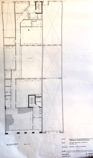 <p>Ce spacieux espace de bureaux avec possibilité d'aménager un studio est situé dans la Résidence Apollo, un immeuble de 1993 bénéficiant d'une situation stratégique à Hasselt. Avec une superficie totale de 275m² et une terrasse privative de 62m², ce bien offre un potentiel exceptionnel pour de nombreuses activités professionnelles ou un investissement de qualité.</p><p>Actuellement utilisé comme atelier, l'ensemble permet au futur acquéreur d'aménager les espaces selon ses besoins. Le studio n'est actuellement pas encore réalisé, laissant une liberté totale d'aménagement. Le bien convient notamment aux bureaux, services, professions libérales, activités commerciales et activités indépendantes, à l'exclusion de l'horeca.</p>