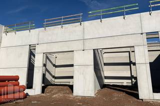 Nieuwbouw <strong>KMO-unit </strong>van <strong>216 m²</strong> en <strong>70 m² mezzanine,</strong> te huur<br />Uitstekend gelegen langs de drukke Mechelsesteenweg (N26) en met snelle verbinding via de N21 naar de E19 en E40 richting Brussel, Antwerpen en Gent. Ideaal voor optimale zichtbaarheid en bereikbaarheid.<br /><br />De hoogwaardige opslagruimte met een <strong>vrije hoogte van 6 m</strong> zijn makkelijk toegankelijk via een <strong>automatische sectionaalpoort</strong> (4 m B x 4,2 m H) en aparte toegangsdeur. De unit is uitgerust met een afgewerkte, gepolierde en gewapende betonvloer met een draagkracht van 2.500 kg/m², lichtstraten met rookluik, een geïsoleerd dak en een regenwaterciterne van 5.000 liter. Bovendien beschikt deze unit over een praktische <strong>mezzanine van 71 m²,</strong> ideaal als extra opslagruimte, kantoor of werkplek<br /><br />Gelegen in het hoogwaardige <strong>Business Park Overdevaert</strong> in Kampenhout, geniet het pand van ingerichte gemeenschappelijke delen met <strong>camerabewaking</strong>, slimme LED-verlichting en een branddetectienetwerk, wat zorgt voor maximale veiligheid. Verder zijn er 2 privatieve parkeerplaatsen voorzien,, met de mogelijkheid tot installatie van <strong>laadpalen</strong>. <br /><br />Daarnaast zijn er units beschikbaar van <strong>180 m² tot 1.879 m²</strong>, sommige met mezzanine, die naar wens<strong> samengevoegd</strong> kunnen worden, perfect voor groeiende bedrijven!<br /><br />Contacteer <strong>PANORAMA B2B</strong> voor bijkomende inlichtingen, plannen of een vrijblijvend plaatsbezoek: <strong>0474 17 17 15</strong>
