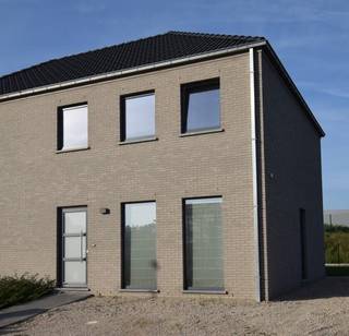 Rustig gelegen stukje bouwgrond voor halfopen bebouwing, mooi gelegen en dicht bij het centrum.Opp. : Lot 2 : +/- 236 m² Prijs : € 99.500FORMULE...