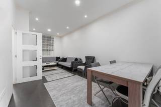 À VENDRE À GAND !<br /><br />Cette maison rénovée en 2022 est située dans le centre de Gand, à proximité des transports en commun, de plusieurs écoles et de tous les commerces nécessaires. En bref : un emplacement idéal pour ceux qui aiment avoir tout à proximité.<br /><br />Le hall d'entrée donne accès au salon, qui est divisé en un salon et une salle à manger. Nous arrivons ensuite dans la cuisine rénovée avec vue sur le salon et la cour. Au rez-de-chaussée, nous trouvons également des toilettes et une buanderie. L'entrée de la cave se trouve également ici. Au 1er étage, il y a 2 chambres spacieuses. Au 2e étage, il y a une 3e chambre spacieuse et une grande salle de bains avec toilettes et douche à l'italienne.<br /><br />Atouts supplémentaires de la maison :<br />- Rénovée en 2022<br />- À quelques pas des rues commerçantes<br />- Entièrement isolée<br />- Toiture isolée<br />- Nouvelle cuisine installée<br />- Chaudière à condensation renouvelée en 2022<br />- Cave sèche<br /><br />Ne tardez pas et contactez Ilhan au +32 489 272 072 pour une visite.