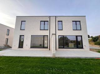 <p><span>Situated on a nature reserve, near the village center of rural Korbeek-Dijle and with a perfect connection to both Leuven and Brussels and other connecting roads, we are honored to offer for sale this modern and timeless new construction project. </span></p><p><span>This contemporary and energy efficient new construction project has been realized by a renowned construction company and concerns 6 semi-detached houses and 1 open house. <br />This newly built house with a facade width of 9 m is situated on a plot of 287 m² and has a living area of 165 m². In a modern and timeless architectural style, this home is finished to a high standard and equipped with all modern living comforts, being underfloor heating throughout, heat pump, solar panels and so much more. This energy efficient property comprises on the ground floor an entrance hall, a guest toilet, a practical storage room, a spacious living room with adjacent dining area with open kitchen which provides access to the garden with terrace of 19 m² where it is lovely to relax. The second floor comprises a bathroom, a separate toilet, a technical storage room and 3 bedrooms. </span></p><p><span>In short, a real opportunity for people who want to live energy efficiently, timelessly, luxuriously and comfortably surrounded by the peace and greenery of the Dyle valley. A unique opportunity! </span></p><p><span> </span></p>