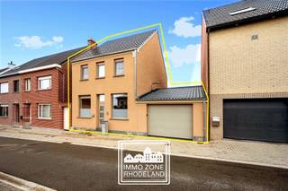 <p><span><span>Alweer VERKOCHT op 1e BEZOEKDAG. Contacteer RANDY REMUE 0479/ 99. 99. 90 als u ook op 1 DAG wil verkopen.</span></span></p><p>"ABSOLUTE TOPPER" - Afspraak ENIGE BEZOEKDAG ENKEL telefonisch via Randy Remue op 0479/ 99. 99. 90, meer info en foto's via Facebook "Remue Randy" - LIKE de pagina en blijf op de hoogte van alle nieuwe woningen. Deze rustig doch centraal gelegen woning met 3 slaapkamers en tuin vinden we terug te Rijkbos 20, Zottegem. Indeling: Bij het binnenkomen word je verwelkomd in een gezellige en sfeervolle leefruimte, waar de eetplaats en zithoek mooi in elkaar overvloeien. De aansluitende, praktisch ingerichte keuken beschikt over voldoende kastruimte en een gezellige eethoek. Verder vinden we op het gelijkvloers een handige vestiaire/bergruimte en een ruime badkamer, uitgerust met zowel een ligbad als een aparte inloopdouche. Op het 1e verdiep treffen we de 2 volwaardige slaapkamers, dressing en bureaucorner. Op het 2e verdiep is er de 3e heel ruime slaapkamer. Buiten is het ten volle genieten van het aangelegde en deels overdekte terras en diepe groene tuin, met ingang achteraan. De ruime garage met achterliggende bergruimte vormt een extra troef. Deze knappe woning in Zottegem is een ABSOLUTE TOPPER voor starters, gezinnen en investeerders. Gelegen dichtbij de dorpskern met winkels, openbaar vervoer, scholen en op 10 km van de autosnelweg. <br />P-score: B / G-score: B. VOOR ZEER SNELLE BESLISSERS!!<br />IMMO ZONE RHODELAND - RANDY REMUE - 0479/ 99. 99. 90 </p>