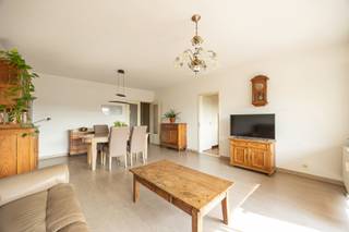 <p>Dit appartement is gelegen op de tweede verdieping van een verzorgd gebouw met lift, aan de Hovesesteenweg in Boechout.</p>
<p>Bij binnenkomst kom je in een ruime inkomhal die toegang biedt tot de verschillende ruimtes. De lichtrijke woonkamer, met toegang tot het aangenaam terras, sluit naadloos aan op de keuken. Deze is uitgerust met een praktische, kleine berging. Verder beschikt het appartement over twee volwaardige slaapkamers, een apart toilet en een badkamer die in 2025 nog werd aangepast. Daarnaast is er nog een extra berging aanwezig in het appartement.</p>
<p>Extra opslagruimte is voorzien via een privatieve kelderberging.</p>
<p>Het appartement dient opgefrist te worden, maar beschikt wel over conforme elektriciteit. In het gebouw werden reeds belangrijke werken uitgevoerd, waaronder de vernieuwing van het dak.</p>
<p>Bij het appartement hoort bovendien een ondergrondse staanplaats, dewelke inbegrepen is in de prijs.</p>
<p><strong>Enkele troeven op een rij:<br /></strong>✔️ Conforme elektriciteit<br />✔️ Ondergrondse staanplaats inbegrepen<br />✔️ Gunstige ligging<br />✔️ Dak van het appartementsgebouw werd reeds vernieuwd.</p>
<p>Plan jouw bezoek in via 0492 83 88 19 of jarno@groepvanhaute.be</p>