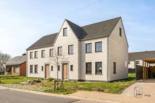 Kwalitatieve energiezuinige pastorij-nieuwbouwwoning met 4 slk, tuin en carport.
Goedgelegen te Desselgem, nabij invalswegen, scholen en openbaar vervoer.

INDELING: inkom en traphal, toilet, grote lichtrijke leefruimte met open geïnstalleerde keuken, berging en wasplaats, handige carport. Aangename tuin.
Op de verdieping bevinden er zich 4 slaapkamers en de badkamer. Handige grote zolder met extra potentieel.

TROEVEN: kwalitatieve afwerking, opgeleverd bij akte (gebruiksklaar), energiezuinig, zonnepanelen, dubbele beglazing.