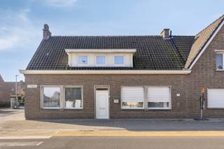 Welkom in deze halfopen bebouwing met garage, gelegen in het mooie Ouwegem. Deze woning biedt tal van mogelijkheden en is ideaal voor wie graag de handen uit de mouwen steekt en op zoek is naar een woning die volledig naar eigen smaak kan worden ingericht.<br /><br />Bij binnenkomst word je verwelkomd in de inkomhal, die toegang biedt tot de woonkamer en de eetkamer. Aansluitend bevindt zich de keuken, die uitkijkt op de veranda en de knusse tuin. Deze buitenruimte biedt heel wat potentieel en kan verder worden ingericht zoals geïllustreerd op de foto’s.<br />Op het gelijkvloers vind je daarnaast nog een slaapkamer, een droge kelder en praktische buitenbergingen met een toilet en toegang tot de garage. De eerste verdieping telt twee ruime slaapkamers.<br /><br />Dankzij de brede gevel en de solide basis biedt deze woning tal van uitbreidings- en renovatiemogelijkheden. Kortom, een interessante opportuniteit voor starters of handige kopers die op zoek zijn naar een betaalbare woning met potentieel in een gegeerde omgeving.<br /><br />Meer info of een bezoek? Neem gerust contact op via emre@devastgoedlink.be of bel naar 0456 65 05 26