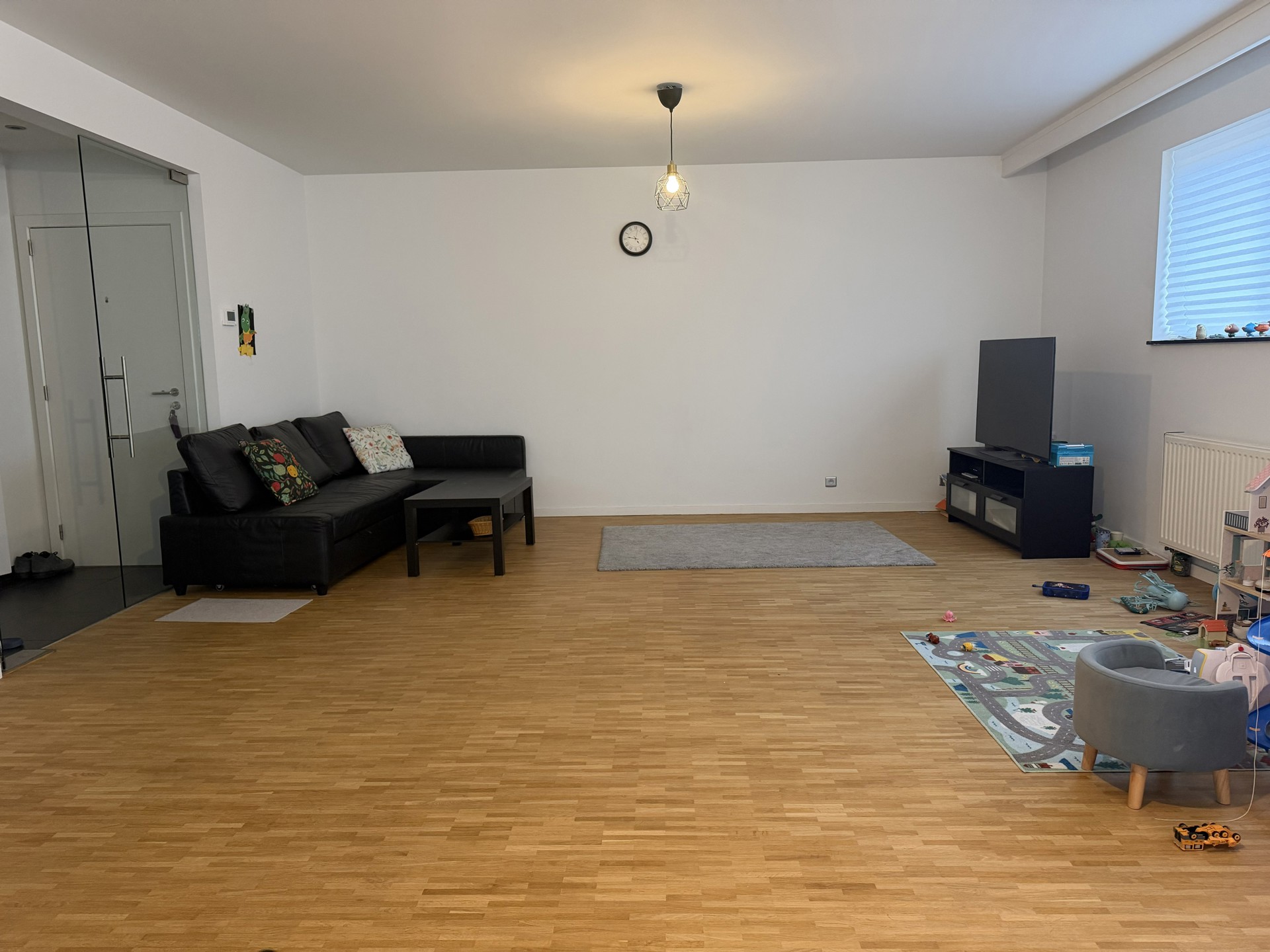 Gelijkvloers appartement met 2 slaapkamers, tuin en garage - foto 2
