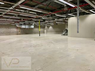 Dit ruime magazijn is 3524m<sup>2</sup> groot en beschikt over 1 sectionaalpoort, onderverdelingen, kantoor en sanitair.<br />Onderverdeeld in 3 magazijnen door wanden en sectionaalpoorten.<br /><br />Het magazijn ligt op een site die een ideale bereikbaarheid geniet dankzij de ligging naast het op- en afrittencomplex van Geel-West.