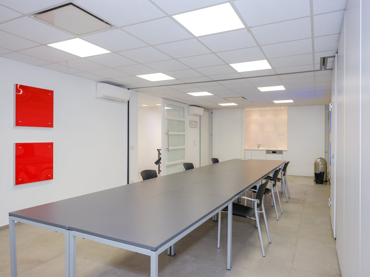 Instapklaar kantoor van ca. 122,86m² in 3koningen Torhout - foto 2