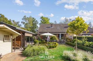 Voor meer info en foto’s, surf naar www.swevers.be – Aan Parklaan 14 in Diepenbeek ontdek je een verrassend ruime halfopen bebouwing met tal van mogelijkheden. De woning is momenteel gekend als B&amp;B De Jahthoorn en kan in deze functie worden verdergezet, maar vormt dankzij haar veelzijdige indeling ook een interessante gezinswoning of combinatie van wonen en werken. De woning dateert van 1989, biedt 213 m² bewoonbare oppervlakte en staat op een zuidwestelijk georiënteerd perceel van 6a 30ca. Het geheel is op te frissen, maar kreeg reeds enkele verbeteringen zoals dakisolatie, een pelletkachel, rolluiken en een carport. Op het gelijkvloers bevinden zich een inkomhal met gastentoilet, een leefruimte van circa 36 m² met open haard, een keuken van circa 18 m² en een eerste slaapkamer van 14,82 m². De ruime polyvalente zone leent zich uitstekend als bureau, praktijk, salon of voor de verdere uitbating van de B&amp;B. Op de verdiepingen liggen nog drie slaapkamers van circa 16 m², 18 m² en 15,75 m². Met in totaal vier slaapkamers en vier badkamers is er volop ruimte voor bewoners en gasten. Daarnaast zijn er diverse bergingen en een zolder van circa 18 m². Buiten geniet je van een gezellige zuidwestgerichte tuin met overdekt terras. Winkels, scholen, ontspanning en openbaar vervoer bevinden zich in de nabije omgeving. Ook Hasselt, Genk en Bilzen zijn vlot bereikbaar. Een veelzijdige woning met veel ruimte en potentieel voor privé- én professioneel gebruik. Voor meer informatie, bel 011 255 155. Bron bewoonbare oppervlakte: EPC – verslag.