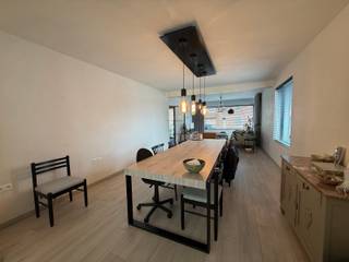 Mooie gerenoveerde gezinswoning in MeerhoutVia de inkomhal, waar ook een gastentoilet is, betreden we de gezellige leefruimte.De woonkamer met open...