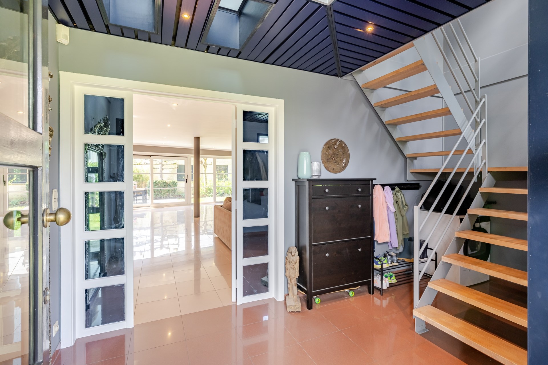Instapklare en ruime gezinswoning met 5 slaapkamers, zonnige tuin en extra praktijk-/kantoorruimte op topligging te Aalst  - foto 5