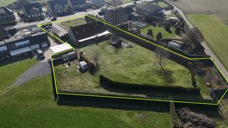 Mooie en zeer ruime villa in fermette stijl, ingedeeld als koppel/kangoeroewoning, met een bewoonbare oppervlakte van 300m² en een perceelgrootte van 4149m². De woning omvat op het gelijkvloers een inkomhal met gastentoilet, grote leefruimte met open, volledig geïnstalleerde keuken, nachthal, 2 slaapkamers, badkamer met inloopdouche en ligbad, en een inpandige garage. Een vaste trap leidt u naar de eerste verdieping welke volledig is ingericht als appartement (115m²), beschikkende over een leefruimte met open, geïnstalleerde keuken, 3 slaapkamers, badkamer (met douche) en apart toilet. Prachtig perceel grenzend aan agrarisch gebied met zowel vooraan veel ruimte, alsook achteraan eindeloos veel mogelijkheden dmv een aparte toegang. Laat u betoveren door de opportuniteiten die deze woonst te bieden heeft.