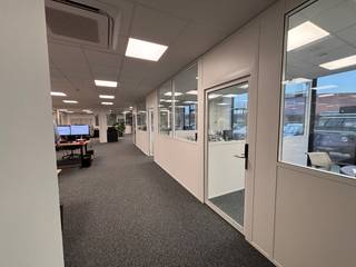 Dit gelijkvloers kantoor van 315 m² biedt een dynamische en functionele werkplek voor ondernemers en professionals.Deze perfecte werkruimte met een...