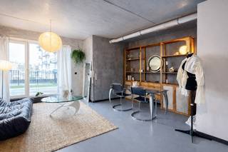 <p>Trendy éénslaapkamerappartement van ca 52 m² in een toffe realisatie in de Haantjeslei. Een super centrale ligging tussen de Markgravelei met het groene "Hof Van Leysen" en het hippe Zuid. Met de Ring, Singel en Leien vlakbij is een vlotte bereikbaarheid gegarandeerd.<br /><br />De leefruimte met open keuken kijkt uit op het aangename terras van ca 6 m². Het appartement werd stijlvol afgewerkt met een industriële look. De grote raampartij zorgt voor een aangename lichtinval. De open keuken is uitgevoerd in een wit greeploos design en beschikt over een oven, een kookvuur, een vaatwasser en een koelkast. Aparte nis met aansluitingen voor wasmachine en droogkast.<br /><br />De slaapkamer is gesitueerd aan de voorzijde en kan gebruikmaken van de badkamer met moderne douche en lavabo.<br />Apart gastentoilet.<br /><br />Gemeenschappelijke lasten: 75 Euro per maand.<br />Alle nutsvoorzieningen (gas, water en elektriciteit) zijn privé op te nemen door de huurder.<br /><br />Beschikbaar vanaf 1 april 2026.</p>