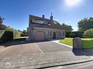 Perfect onderhouden, karaktervolle villa op een perceel van 652 m², gunstig gelegen nabij alle voorzieningen. De woning omvat een inkomhal,...