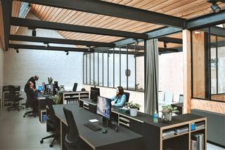 Deze kantoorruimte van <strong>ca. 90 m²</strong> biedt een <strong>flexibele en aangename werkomgeving</strong> binnen een <strong>coworkinghub</strong>. Dankzij de <strong>raampartijen </strong>geniet de ruimte van een <strong>overvloed aan natuurlijk licht</strong>.<br /><br />De <strong>indeling </strong>bestaat uit een <strong>ruime open werkruimte</strong>, aangevuld met een <strong>afzonderlijke vergaderruimte</strong>.<br /><strong>Dé ideale kantoorruimte</strong> voor <strong>ondernemers en bedrijven</strong> die op zoek zijn naar een <strong>professionele en functionele werkomgeving </strong>waarin er <strong>gewerkt en genetwerkt kan worden.</strong><br />Verder beschikt de kantoorruimte over een <strong>eigen kitchenette</strong>,<strong> sanitaire voorziening </strong>én <strong>airco</strong>.<br /><br />Er is bovendien de <strong>mogelijkheid </strong>om <strong>bijkomende stockage- of archiefruimte</strong> in de kelder <strong>bij te huren</strong>.<br /><br /><u><strong>Kosten:</strong></u><br />- Verbruik gas, elektriciteit en water: ong. €180/maand (afhankelijk van verbruik)<br />- Onderhoud CV-ketel, onderhoud ventilatie, alarm en onderhoud gemeenschappelijke delen: forfait van € 20/maand, <br />- (optioneel) Fiber internet: € 22/maand.<br />- Onroerende voorheffing: ca. € 850/jaar ten laste van de huurder.
