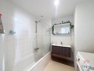 <strong>EVERE, vlakbij de NAVO. Mooi ONBEMEUBELD appartement van ± 62 m² met een balkon van ± 4 m², gelegen op de 9e verdieping van een gebouw uit 2017:</strong><br /><br /><span>Op de 9e verdieping</span> :<br />
<ul>
<li>Entree</li>
<li>Woonkamer van ± 30 m² met toegang tot een balkon van ± 4 m²</li>
<li>Ingerichte open keuken (koelkast, oven, vaatwasser, keramische kookplaat)</li>
<li>Slaapkamer 1 van ±14 m²</li>
<li>Badkamer (inclusief wasmachine en droger)</li>
<li>Apart toilet</li>
</ul>
<br /><span>In de kelder</span> :<br />
<ul>
<li>Kelderruimte nr. 131 (-2)</li>
<li>Overdekte parkeerplaats nr. 99 (-1)</li>
<li>Fietsenstalling – Afvalruimte</li>
</ul>
Gemeenschappelijke kosten: forfaitair bedrag van 100 €/maand<br />Gasvoorziening: HMS+<br /><br /><span>Diversen </span>:<br />Inventaris bij intrek: 181,50 €<br />Verzekering tegen verhaal: 100 €/jaar<br />Eenmalige verhuiskosten: 50 €