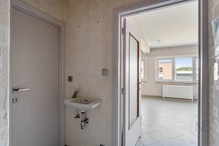 Dit verzorgd appartement is uitstekend gelegen aan de Dieplaan in Genk, een centrale locatie op wandelafstand van het bruisende stadscentrum. In de onmiddellijke omgeving vindt u tal van winkels, supermarkten, horecazaken, scholen, banken en andere dagelijkse voorzieningen. Daarnaast bevinden het station van Genk, verschillende bushaltes en belangrijke invalswegen zich vlakbij, waardoor u geniet van een uitstekende bereikbaarheid. Een bijkomende troef is de ruime, gratis parking aan de Hooiplaats, op slechts enkele minuten wandelen van het appartement. <br /><br />Het appartement is gelegen op de vijfde verdieping aan de voorzijde van het gebouw en beschikt over een bewoonbare opp. van 48 m². Dankzij de praktische indeling en de aangename lichtinval vormt dit appartement een ideale woonst voor alleenstaanden, koppels of als investeringspand.<br />De indeling omvat een inkomhal met gastentoilet, een lichtrijke leefruimte met open keuken, één slaapkamer en een badkamer uitgerust met een douche, wastafel en aansluiting voor een wasmachine.<br />Tot slot beschikt het appartement in de kelderverdieping over een privatieve kelderberging.<br /><br />Is dit appartement iets voor u? Neem contact met ons op via het nummer 089/20.34.34. <br />