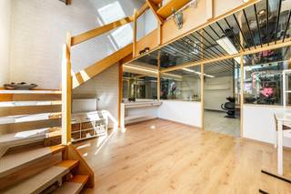 Kantoor met woning te koop in Roeselare. Dit veelzijdige pand is ideaal voor wie op zoek is naar representatief bedrijfsvastgoed gecombineerd met een hoogwaardig afgewerkte woonst. Met een totale oppervlakte van ca. 233 m² biedt dit eigendom uitstekende commerciële en professionele mogelijkheden.<br /><br />Gelegen in de nabijheid van het centrum van Roeselare,-op een boogscheut van de groene long van Roeselare.<br /><br />Commerciële/kantoorruimte: ca. 233 m² bewoonbare/nuttige oppervlakte inclusief bijgebouw<br /><br />Specificaties commercieel gedeelte (gelijkvloers):<br /><br />- commerciële ruimte ingedeeld in 3 multifunctionele bureau- of praktijkruimtes<br /><br />- bergruimte<br /><br />- afzonderlijk toilet<br /><br />Specificaties tuin/bijgebouw:<br /><br />- afzonderlijk bijgebouw ingericht als bureel/praktijkruimte<br /><br />- wellnesszone en fietsenberging<br /><br />Specificaties woning (eerste en tweede verdieping):<br /><br />- lichtrijke woonkamer met maatwerk en houtkachel<br /><br />- geïnstalleerde keuken afgewerkt met Miele-toestellen en corian werkblad<br /><br />- dakterras met toegang tot de tuin<br /><br />- 3 slaapkamers/dressing en een badkamer met ligbad en douche<br /><br />Troeven van dit pand:<br /><br />- EPC label A en voorzien van 26 zonnepanelen<br /><br />- multifunctionele ruimtes geschikt voor kantoor, praktijk of vrij beroep<br /><br />- combinatie van werken en wonen op één locatie<br /><br />Dit unieke kantoor met woning te koop in Roeselare biedt een perfecte balans tussen commerciële visibiliteit, flexibele werkruimtes en een energiezuinige afwerking.<br /><br />Bent u op zoek naar bedrijfsvastgoed bestaande uit een kantoor met woning te koop in Roeselare? Aarzel dan niet om ons te contacteren op het nummer 051 21 22 23.<br /><br />Bestuursmaatregelen in het maatregelenregister: nee