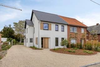 <p>Gerenoveerde gezinswoning met 3 slaapkamers op rustige ligging<br />Deze prachtig gerenoveerde gezinswoning is gelegen in een zeer rustige straat, op wandelafstand van het centrum van Bree. Het perceel van 6a 63ca biedt achteraan een prachtig vrij uitzicht over de omliggende velden.<br /><br />De woning werd het voorbije jaar volledig gestript en van kop tot teen gerenoveerd met kwalitatieve materialen, waarbij een warme landelijke uitstraling centraal stond. De verschillende leefruimtes vormen een geheel en genieten van een directe verbinding met de tuin, wat zorgt voor een aangename lichtinval en wooncomfort. Op de verdieping bevinden zich drie volwaardige slaapkamers en een volledig ingerichte badkamer.<br /><br />Ook buiten werd reeds veel aandacht besteed aan de afwerking. De voortuin werd volledig aangelegd, terwijl de achtertuin nog naar eigen smaak en wensen kan worden ingericht.</p>