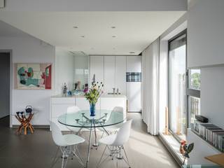 Bright penthouse with two bedrooms, spacious terraces and panoramic views<br /><br />This stylish two-bedroom penthouse offers a usable floor area of 103 m² and 45 m² of terraces. It is part of a 2010 residential project and benefits from a low EPC score of just 91 (label A).<br /><br />The apartment enjoys a convenient location, with excellent tram connections to the city centre and easy access to major roads. The surrounding area offers green spaces and walking paths, making it a pleasant and peaceful place to live.<br /><br />The penthouse features high-quality finishes, abundant natural light and a well-thought-out layout. The spacious living area opens directly onto the terrace, where you can enjoy open views of the greenery. It includes two bedrooms and a fully equipped kitchen that connects seamlessly with the living space. Finishes are executed with durable and elegant materials, ensuring a timeless look.<br /><br />Additional features include a large garage (optional), an indoor parking space (optional) and a private cellar (included).<br /><br />An immaculately maintained and comfortable penthouse, combining light, space and practical convenience.